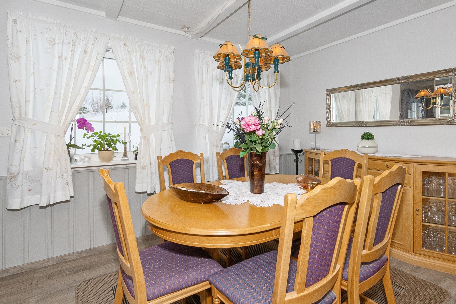 Egen spisestue. Galleribilde