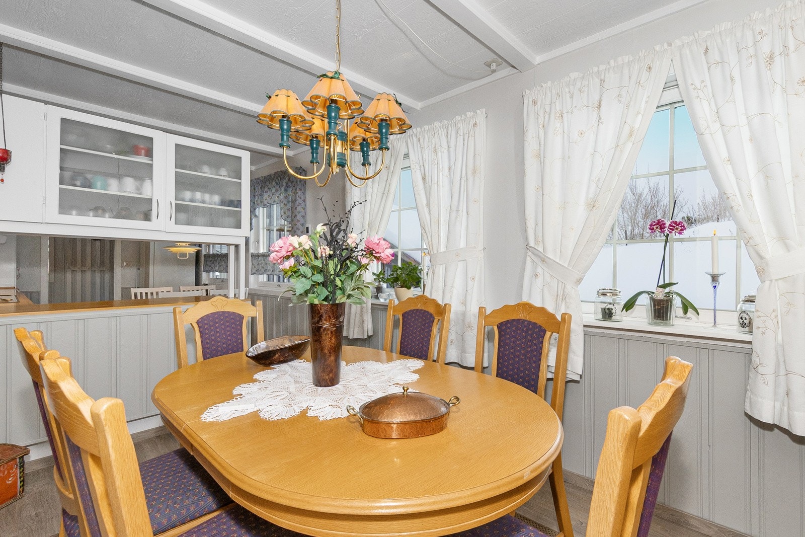 Spisestue med nærhet til kjøkkenet. Galleribilde