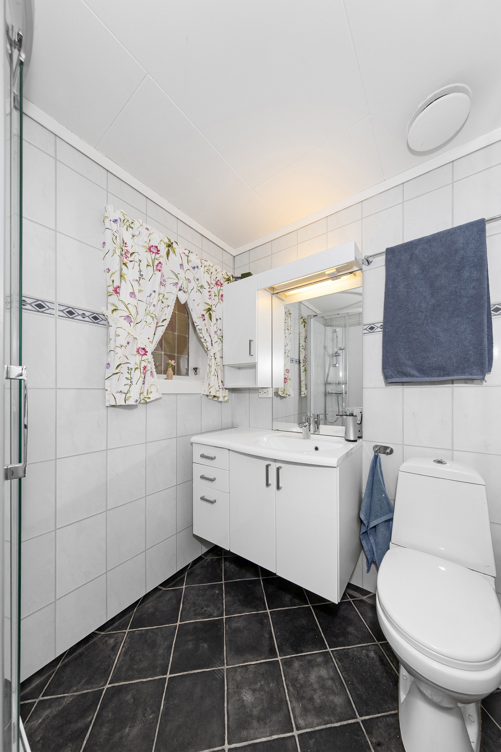 Badet har dusjkabinett, servantinnredning og wc. Galleribilde