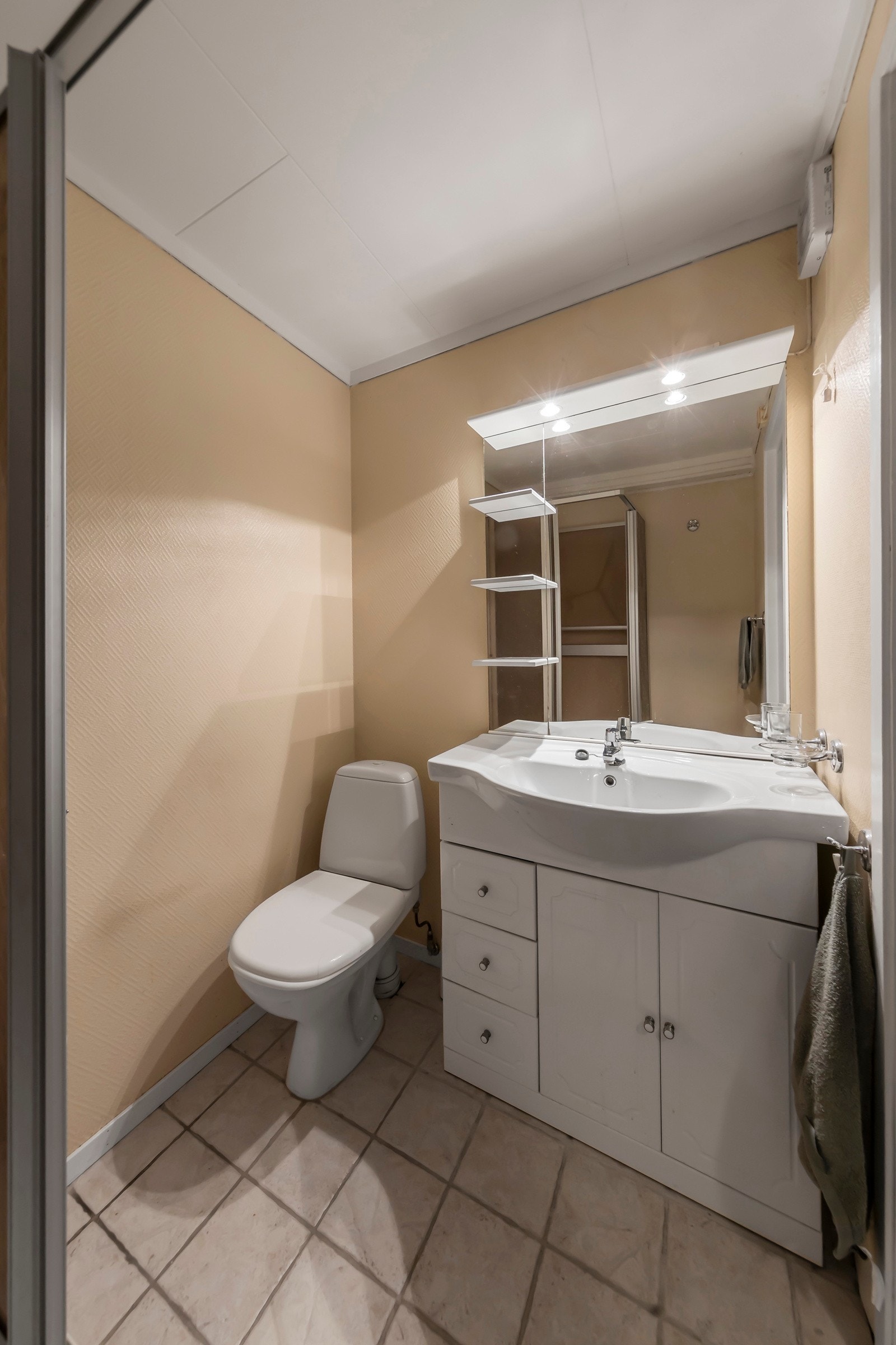 Eldre bad i kjeller. Galleribilde