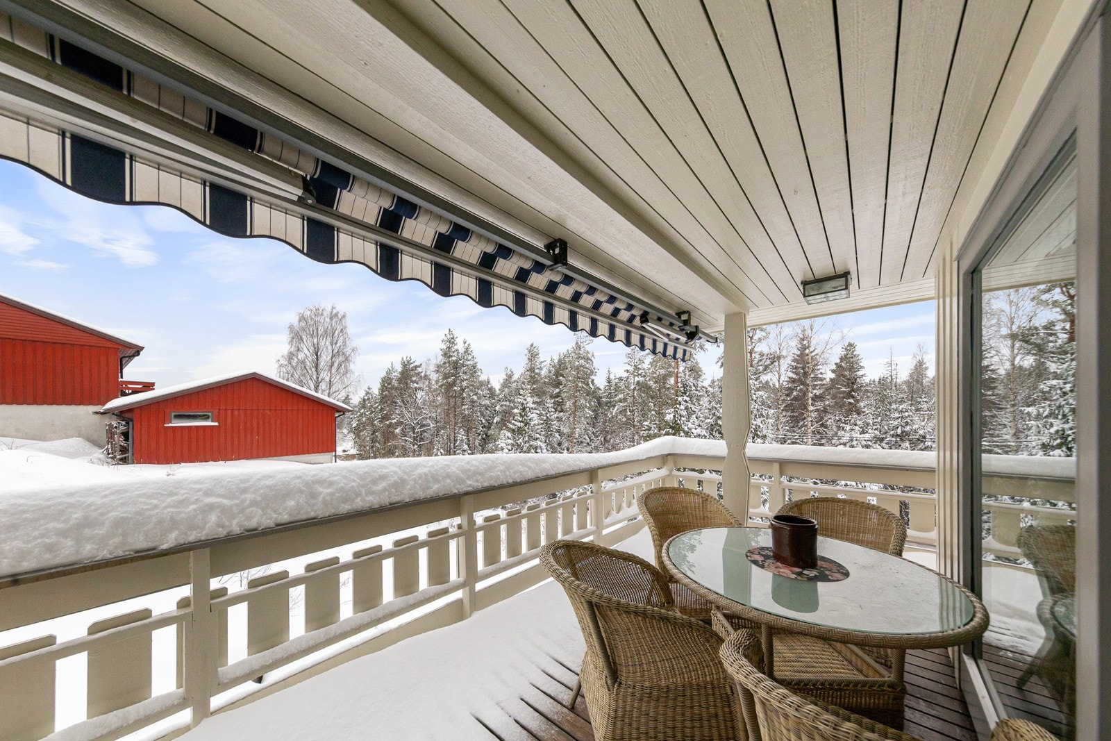 Fra stue er det utgang til veranda. Galleribilde