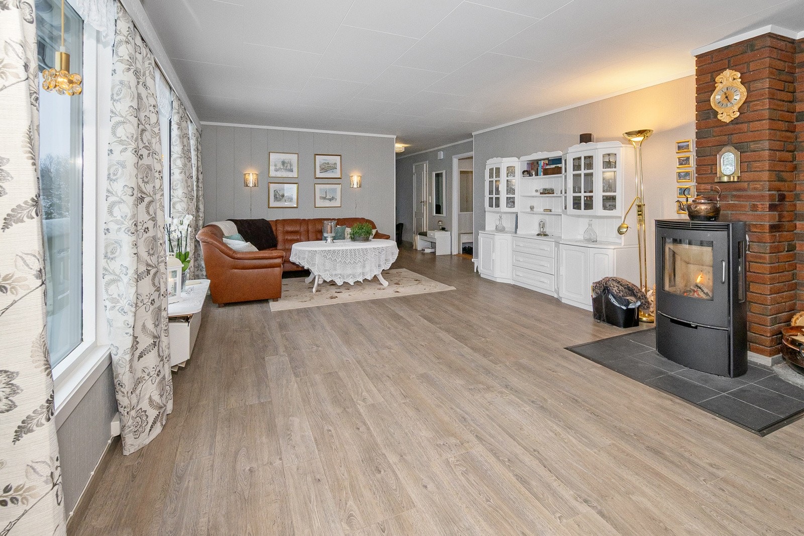 Romslig stue med plass til alle. Galleribilde