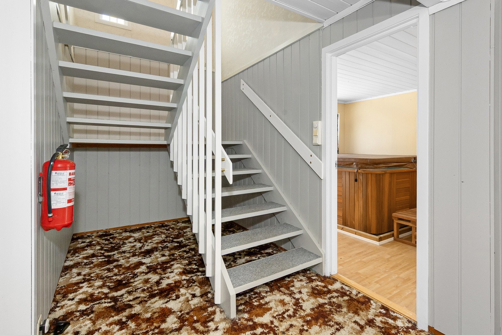 I kjeller er det gang med trapp til 1.etg. Galleribilde