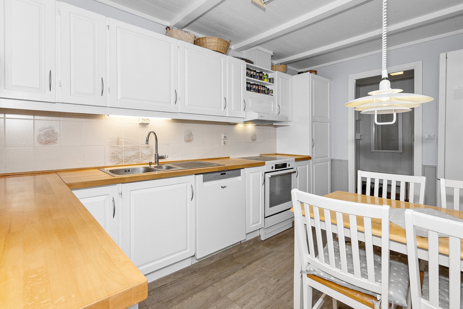 Lyst og trivelig kjøkken. Galleribilde