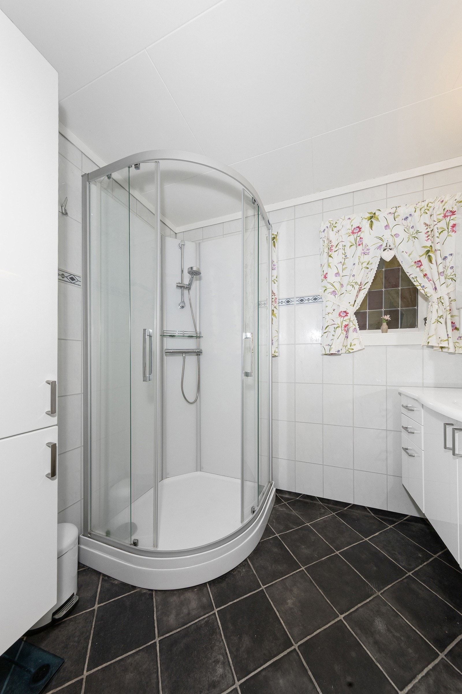 Lyst og pent bad i 1.etg. Galleribilde