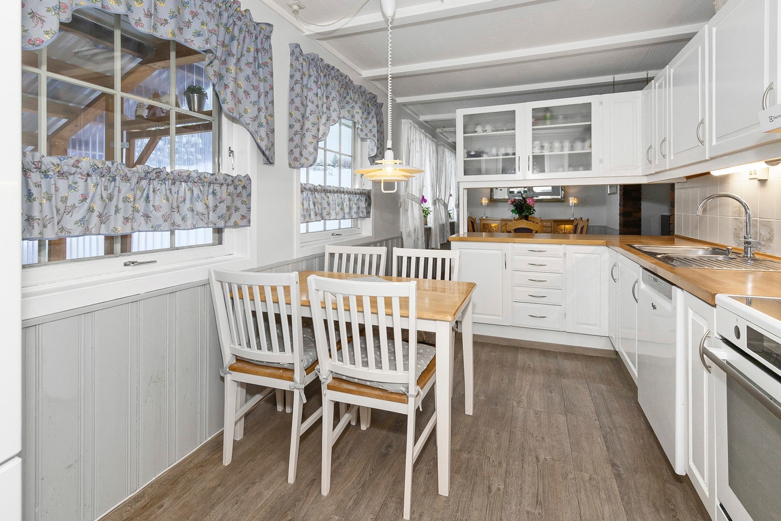 På kjøkkenet er det plass til kjøkkenbord og stoler. Galleribilde