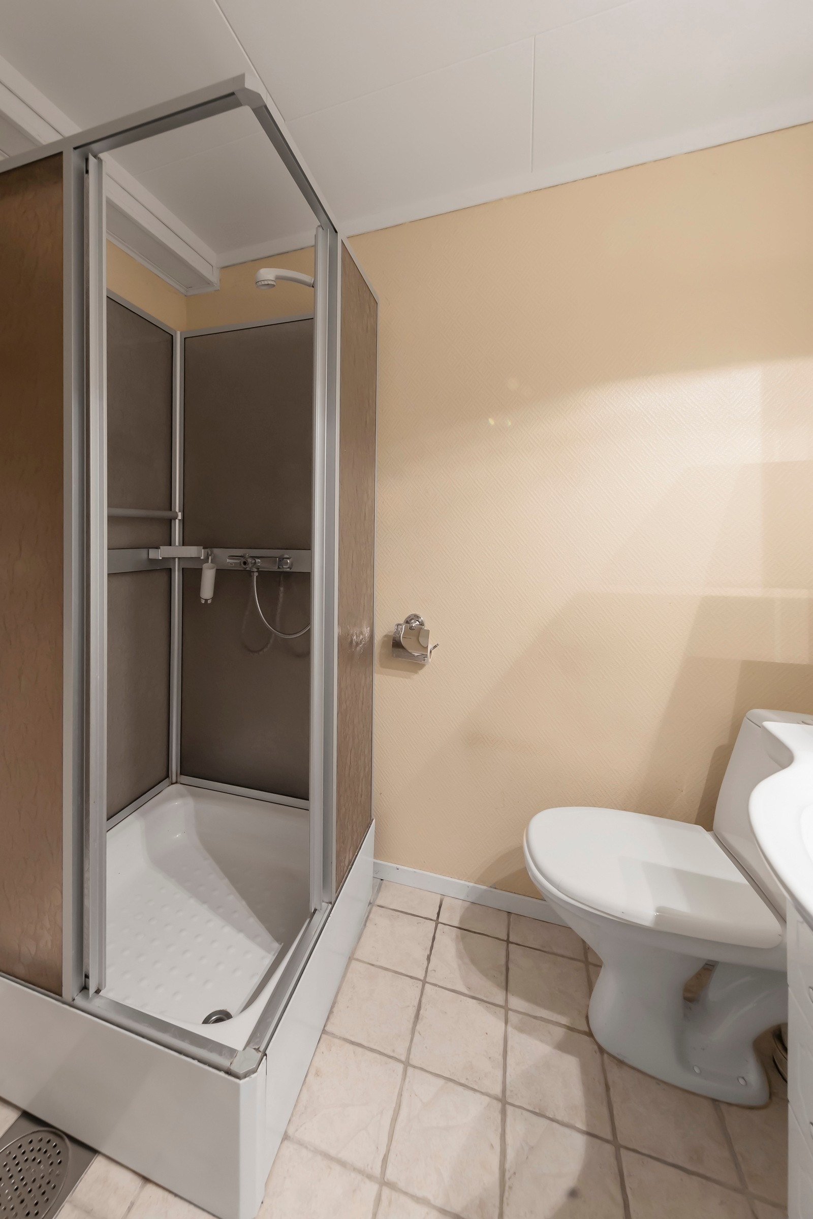 Badet har dusjkabinett, servantinnredning og wc. Galleribilde