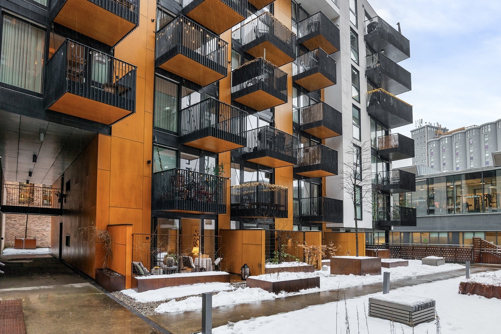 Byggets fasade. På venstre siden er det egen inngang til leiligheten. Galleribilde