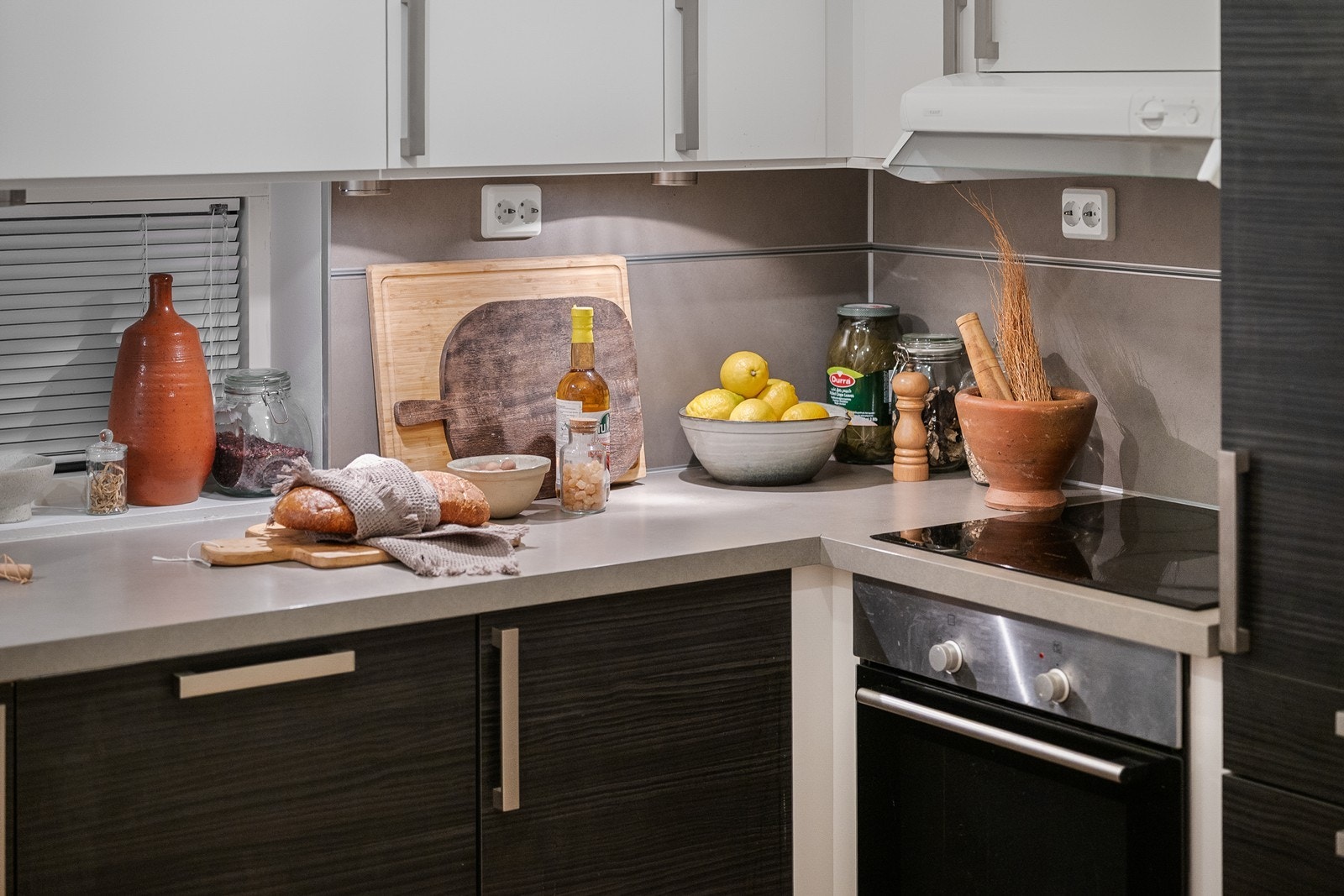 Vindu mellom benkeplate og overskap - Godt med skap- og benkeplass. Galleribilde