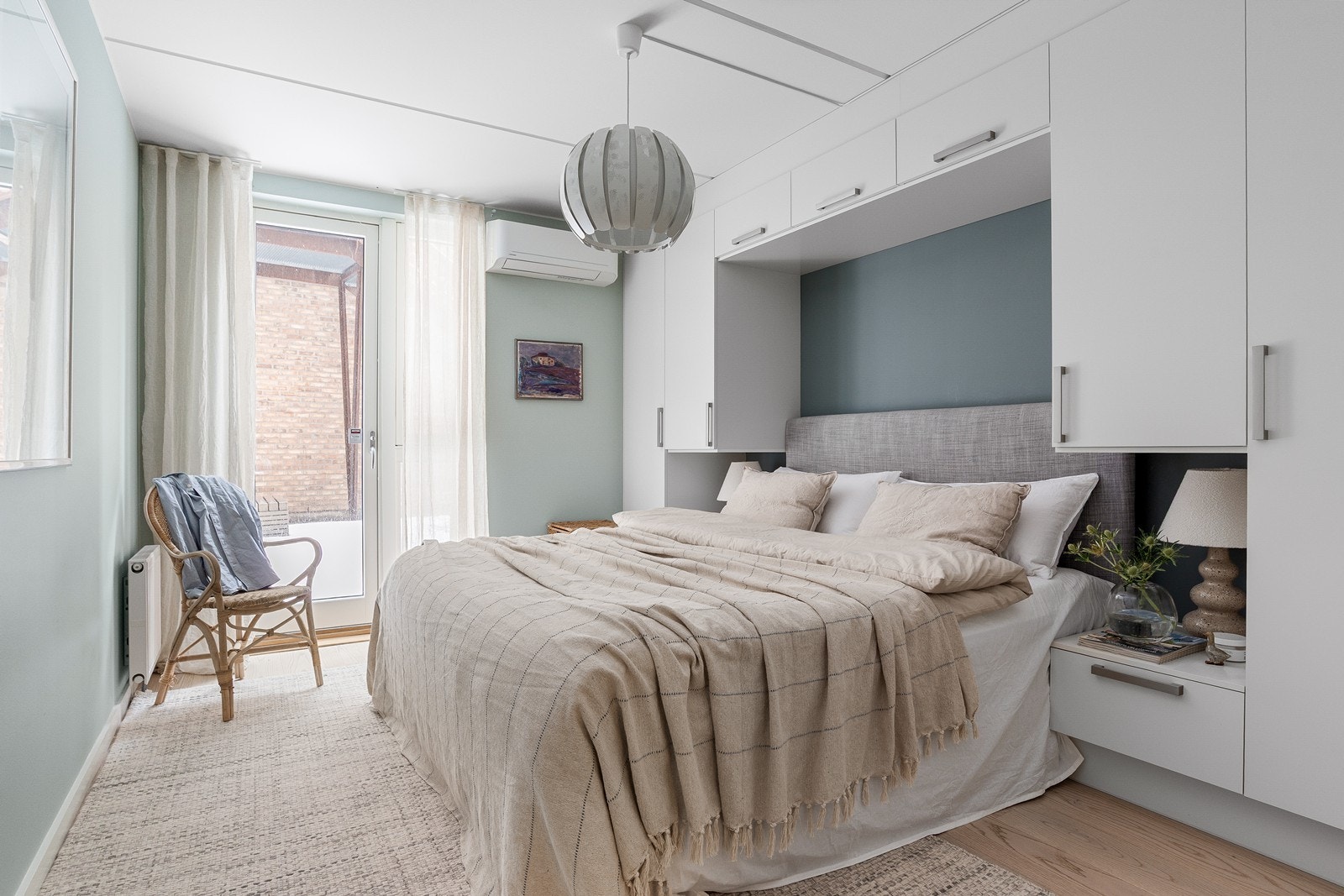 Romslig hovedsoverom vendt inn mot en særdeles skjermet "bakård" - Utgang til egen uteplass fra hovedsoverommet. Galleribilde