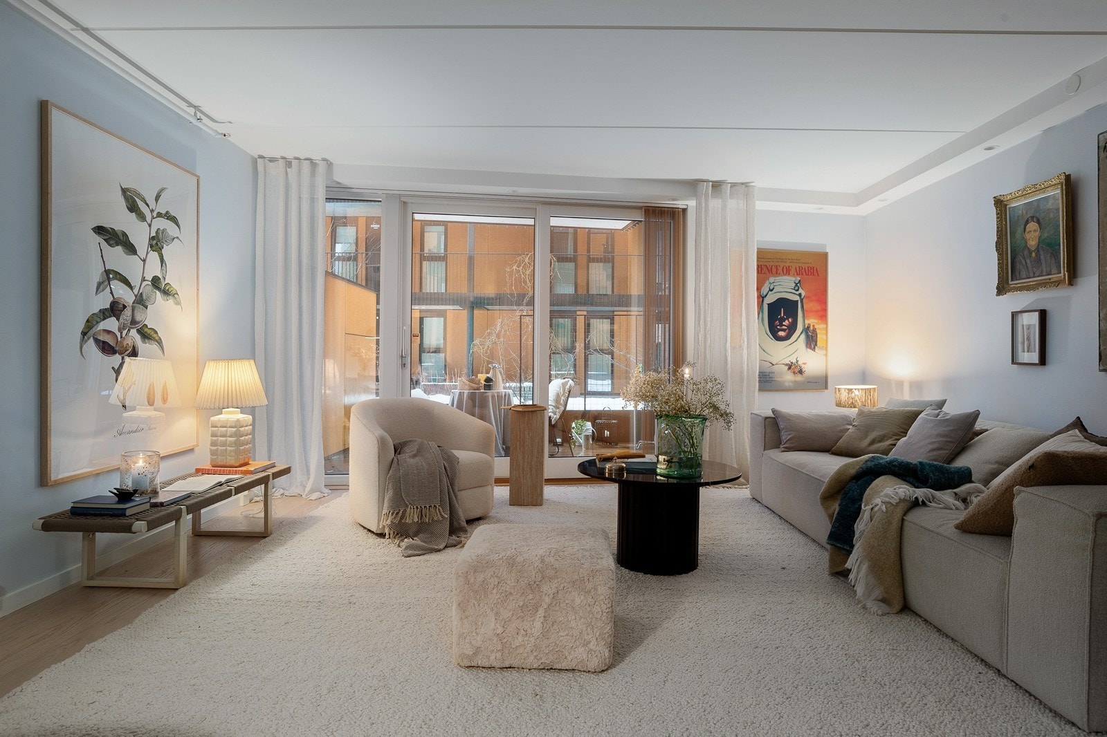 Stuen er svært romslig og lys, med gode muligheter for varierte møbleringsløsninger. Galleribilde