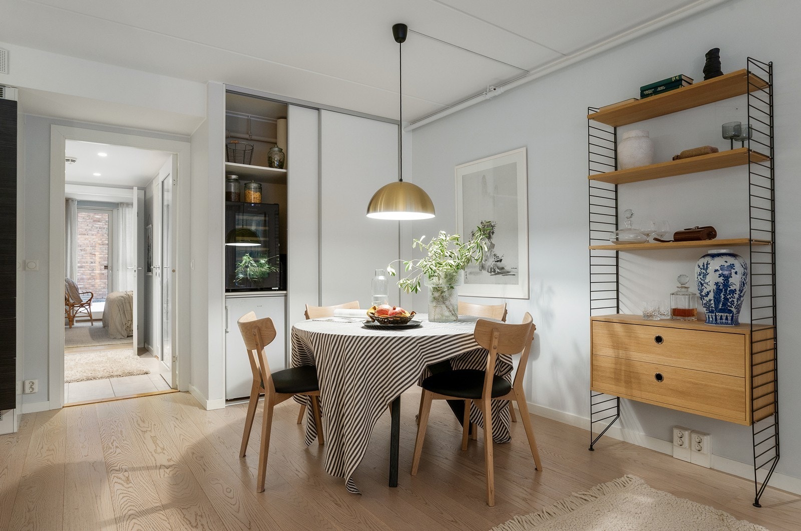 Det er montert fryser og vinskap i skyvedørsskapet i tilknytting til kjøkkenet. Galleribilde