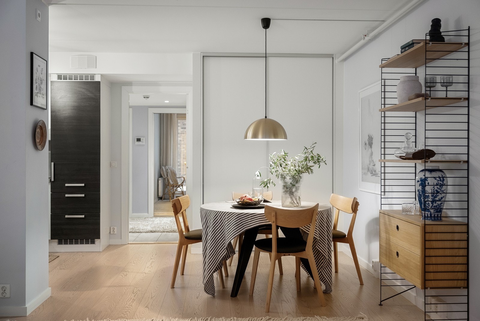 Stue-kjøkkenløsningen er meget sosial. Galleribilde