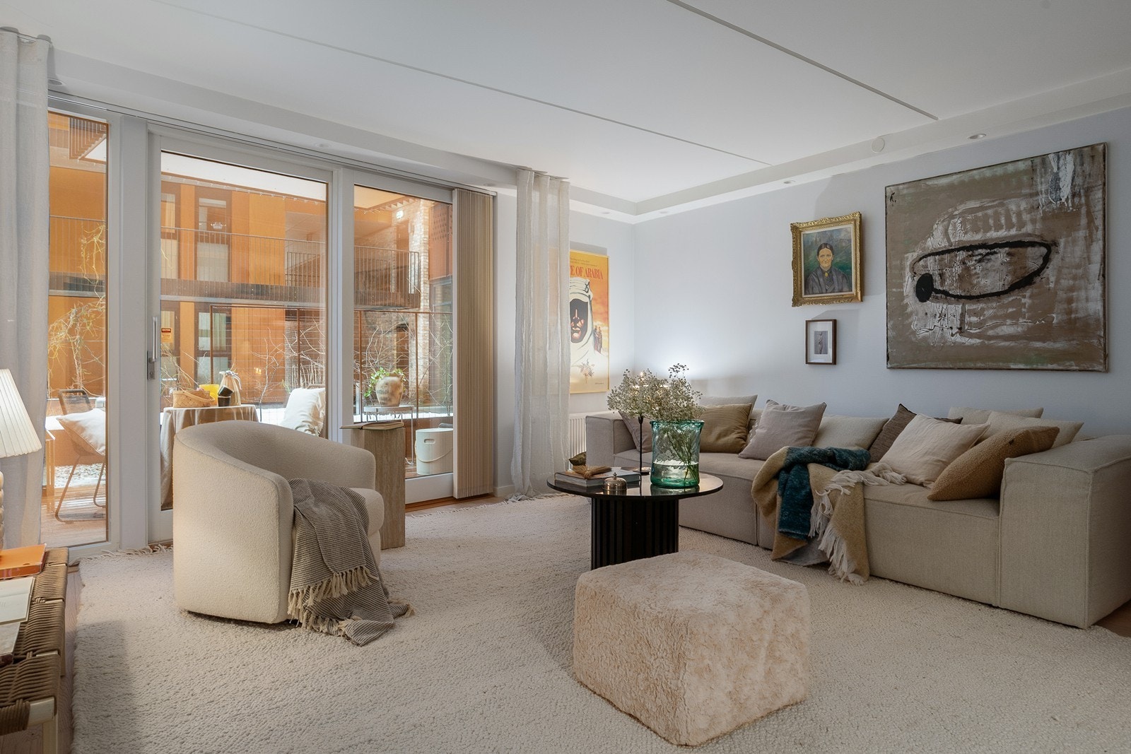 Bygget er fra 2013 og byr på moderne fasiliteter som balansert ventilasjon, vannbåren varme, heis og takterrasser. Galleribilde