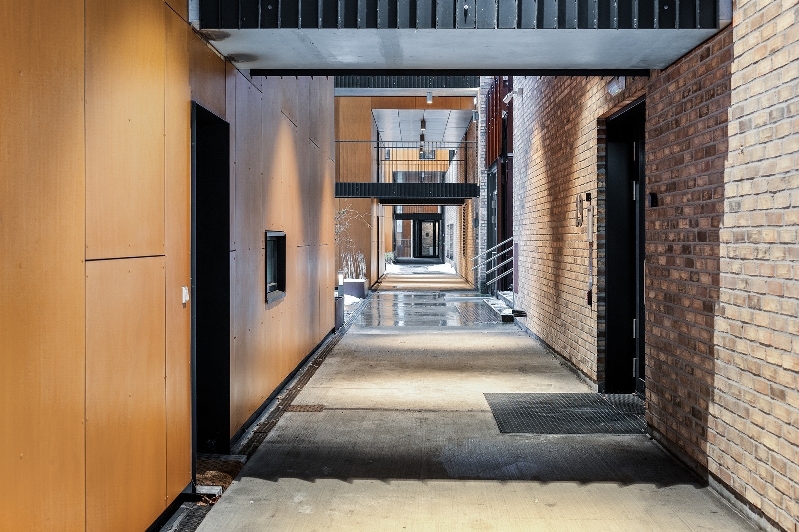 Leiligheten har en egen inngang, på venstre siden. Galleribilde