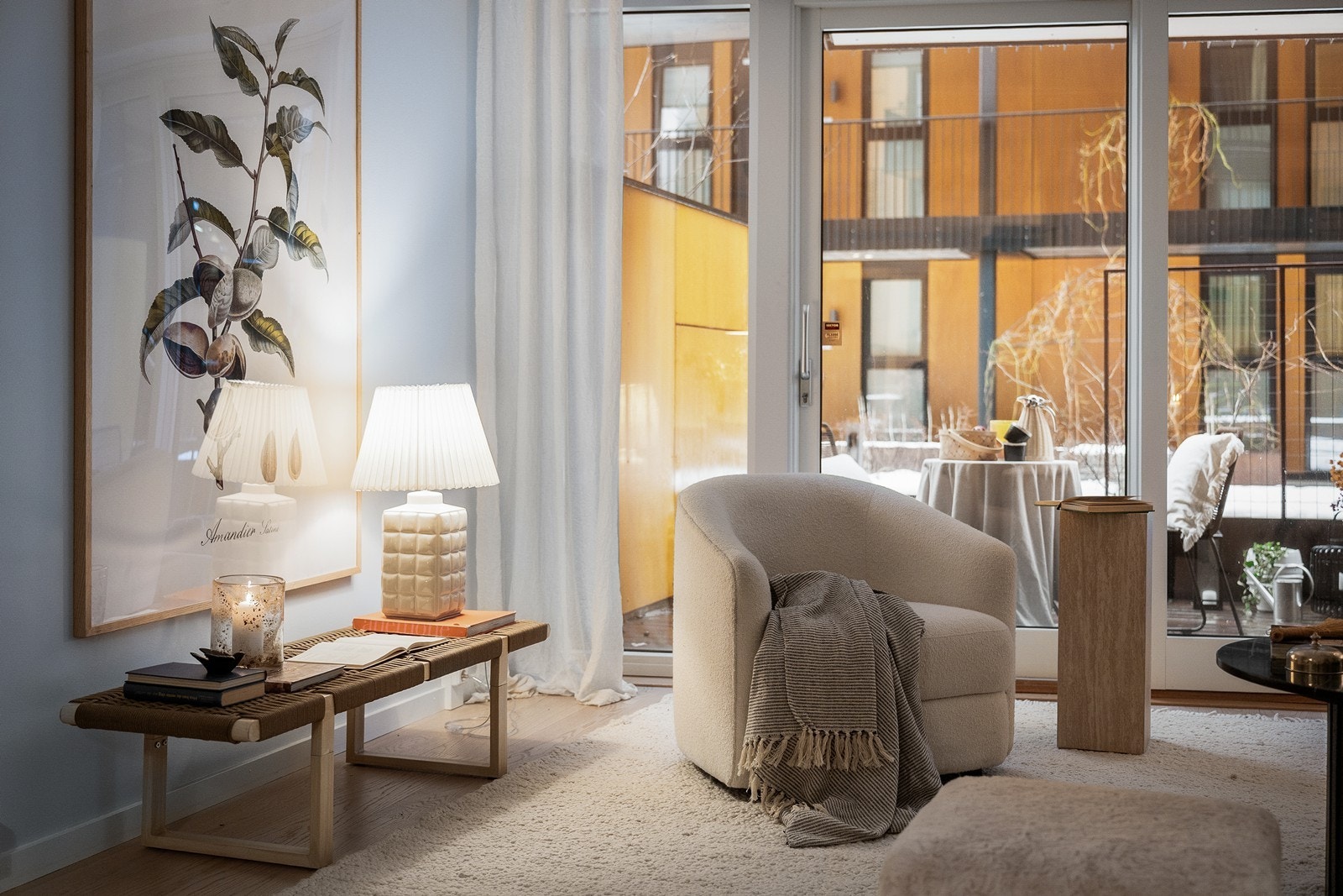 Månedlig felleskostnader ligger på kr 4 631,- og inkluderer kabel-tv, bredbånd, trappevask, fjernvarme, varmtvann (akonto), kommunale avgifter, felles byggforsikring, og forretningførsel m.m. Galleribilde