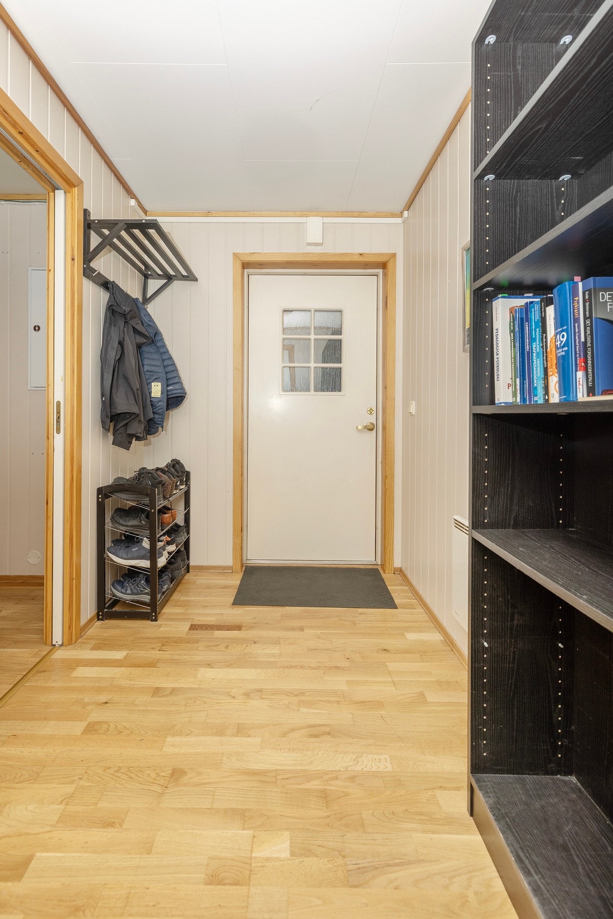Inngangspartiet er av god størrelse med god plass til oppbevaring av yttertøy. Galleribilde