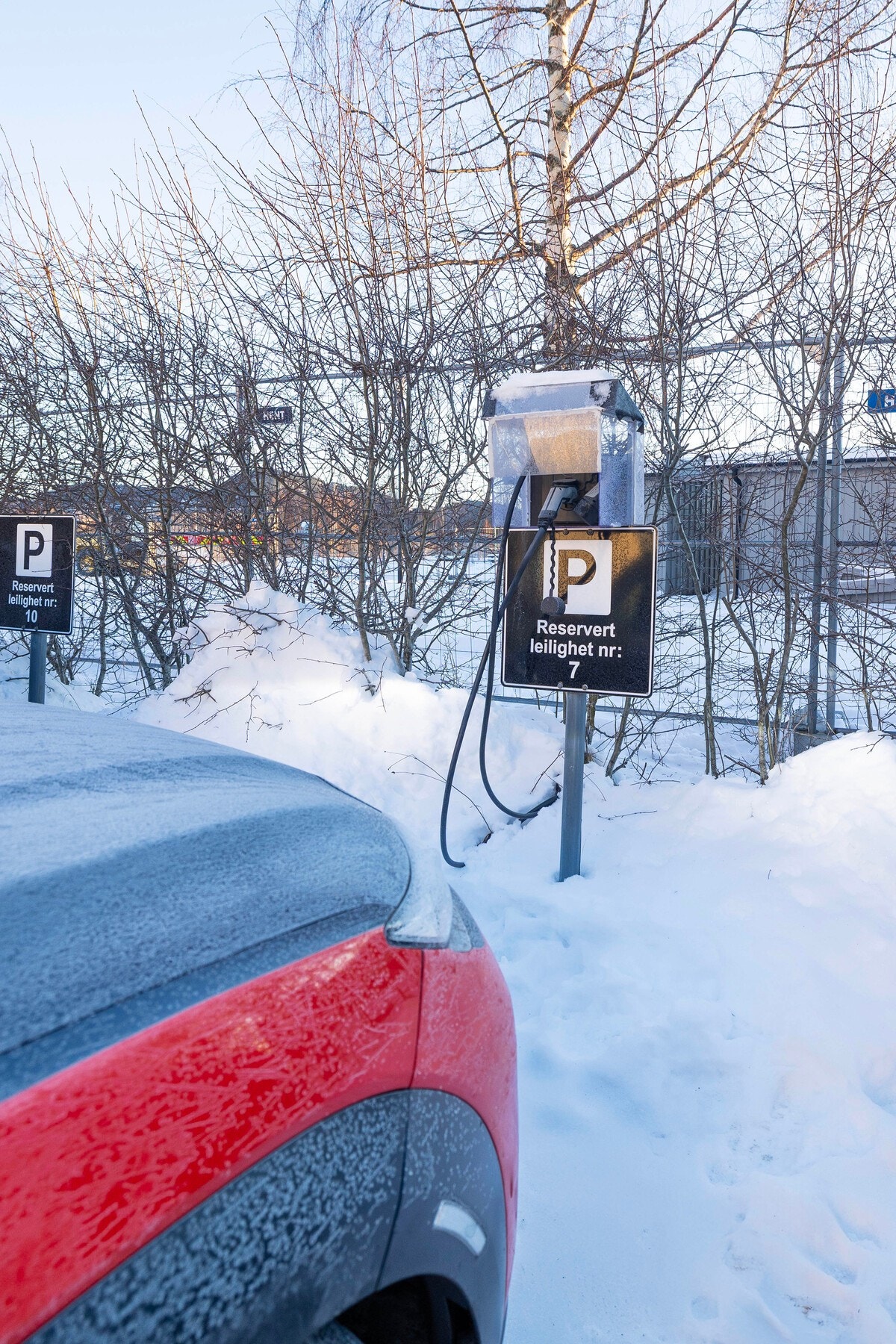 Parkeringsplass med el-bil lader. Galleribilde