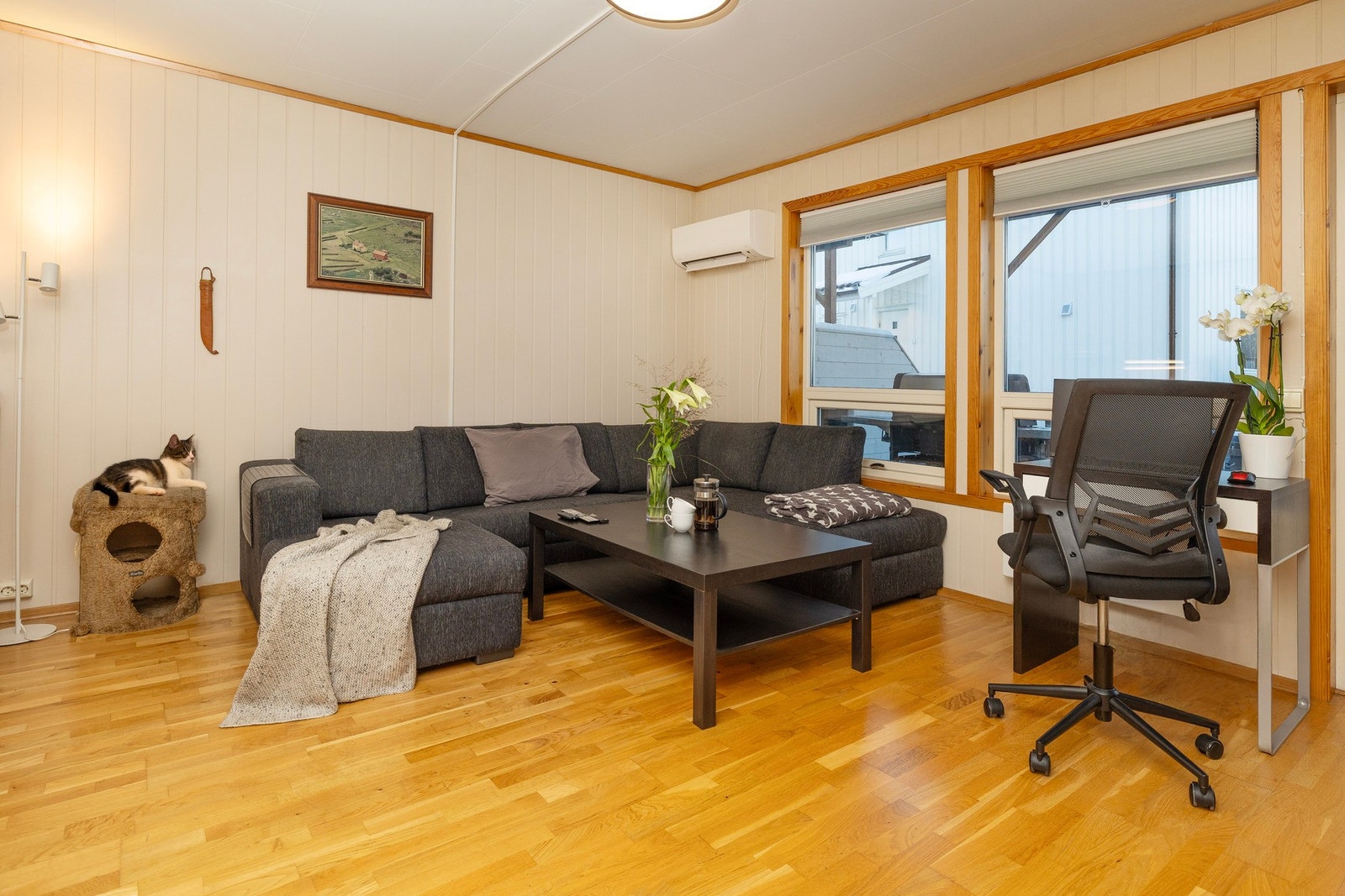 Boligens stue har direkte adkomst til terrasse. Store vindusflater som gir godt med lysinnslipp. Varmepumpe som sikrer god oppvarming. Galleribilde