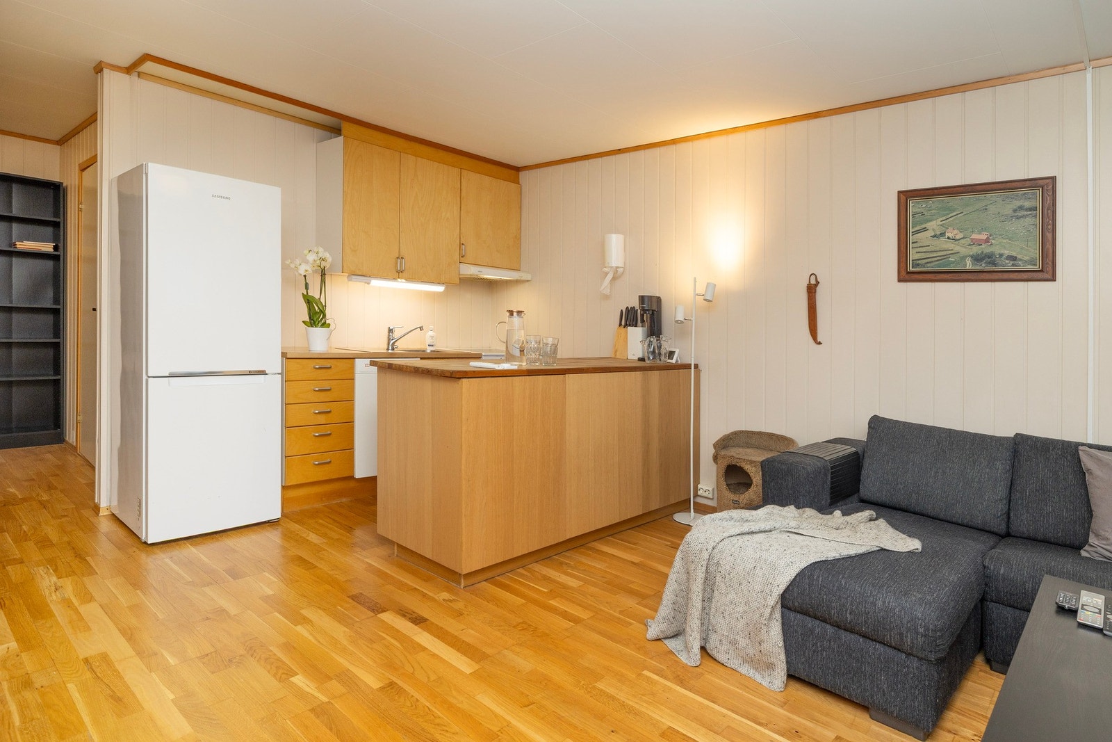 Boligen har en åpen stue/kjøkken løsning på xx kvm. Galleribilde