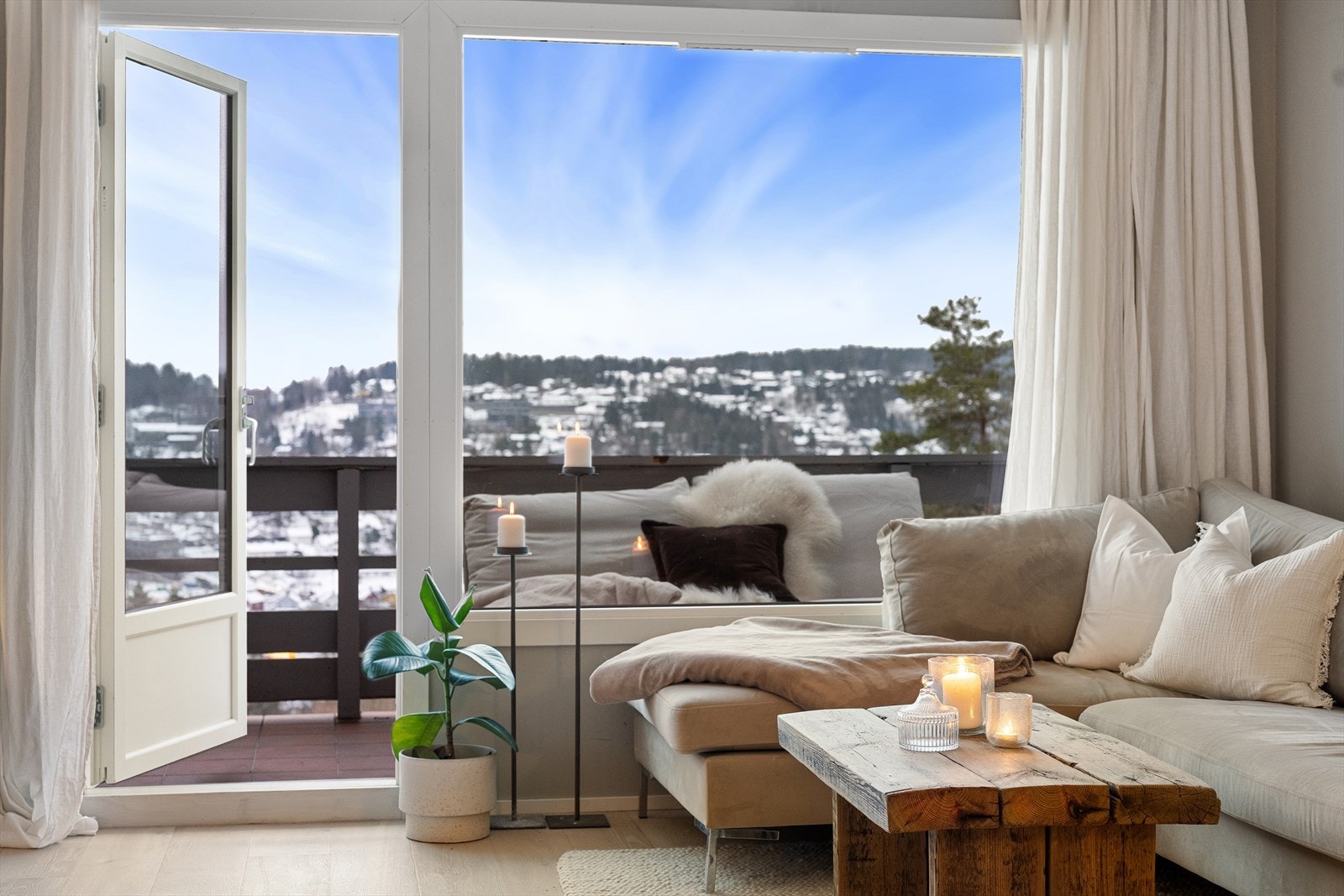 Utgang til balkong. Galleribilde