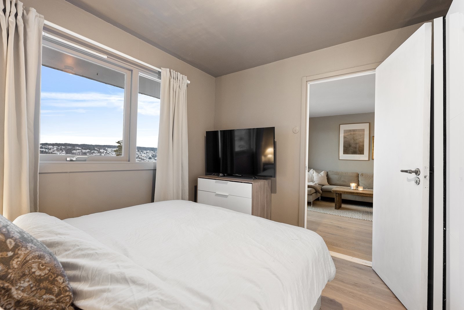 Rommet har god plass til å innrede med dobbeltseng, nattbord og klesskap Galleribilde