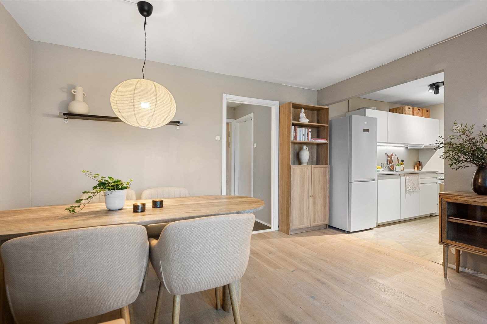 Pent, praktisk og tiltalende kjøkken med innredning fra 2020. Galleribilde