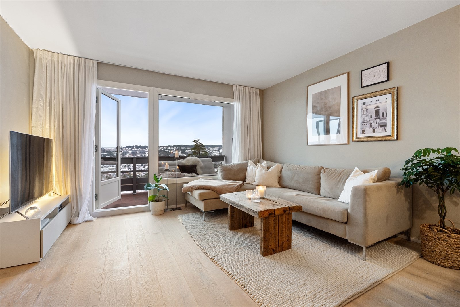 Luftig og lys stue med store vindusflater som slipper inn rikelig med naturlig lys og en flott utsikt Galleribilde