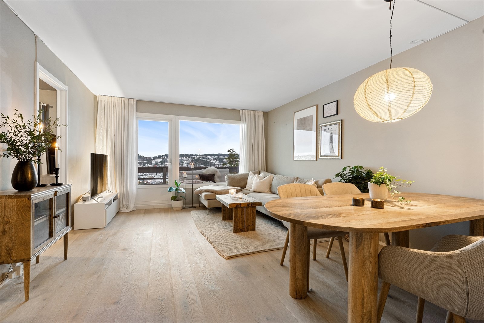 I stuen er det god plass til å innrede med sofagruppe, TV-benk, spisestue og annet ønskelig møblement. Galleribilde