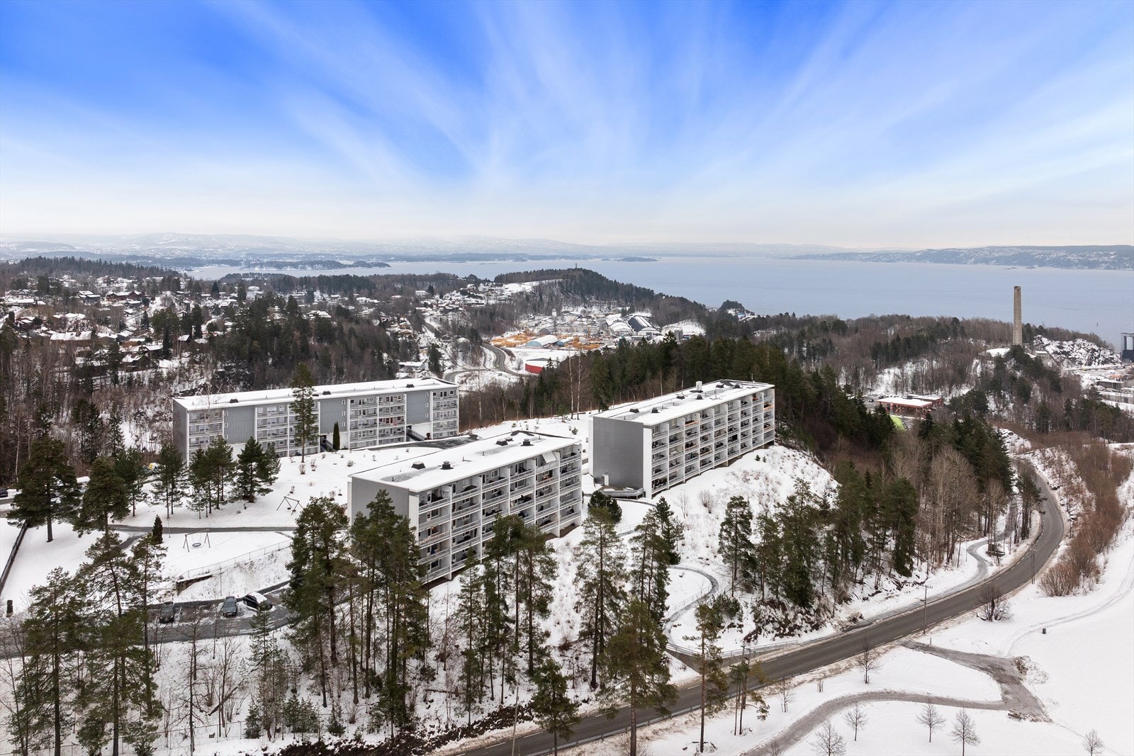 Tomten består dels av naturtomt og dels av pent opparbeidede fellesarealer som gir et trivelig og barnevennlig bomiljø. Galleribilde
