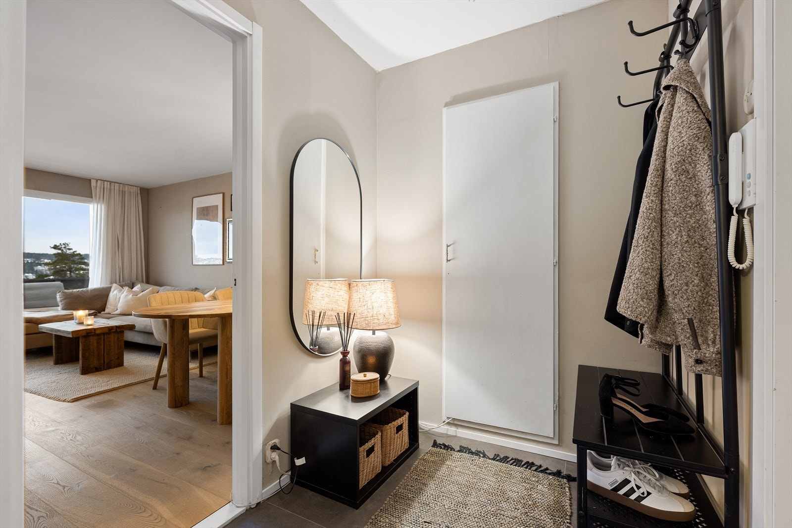 Innbydende entré med god plass til oppbevaring av yttertøy og sko samt inngang til innvendig bod. Galleribilde