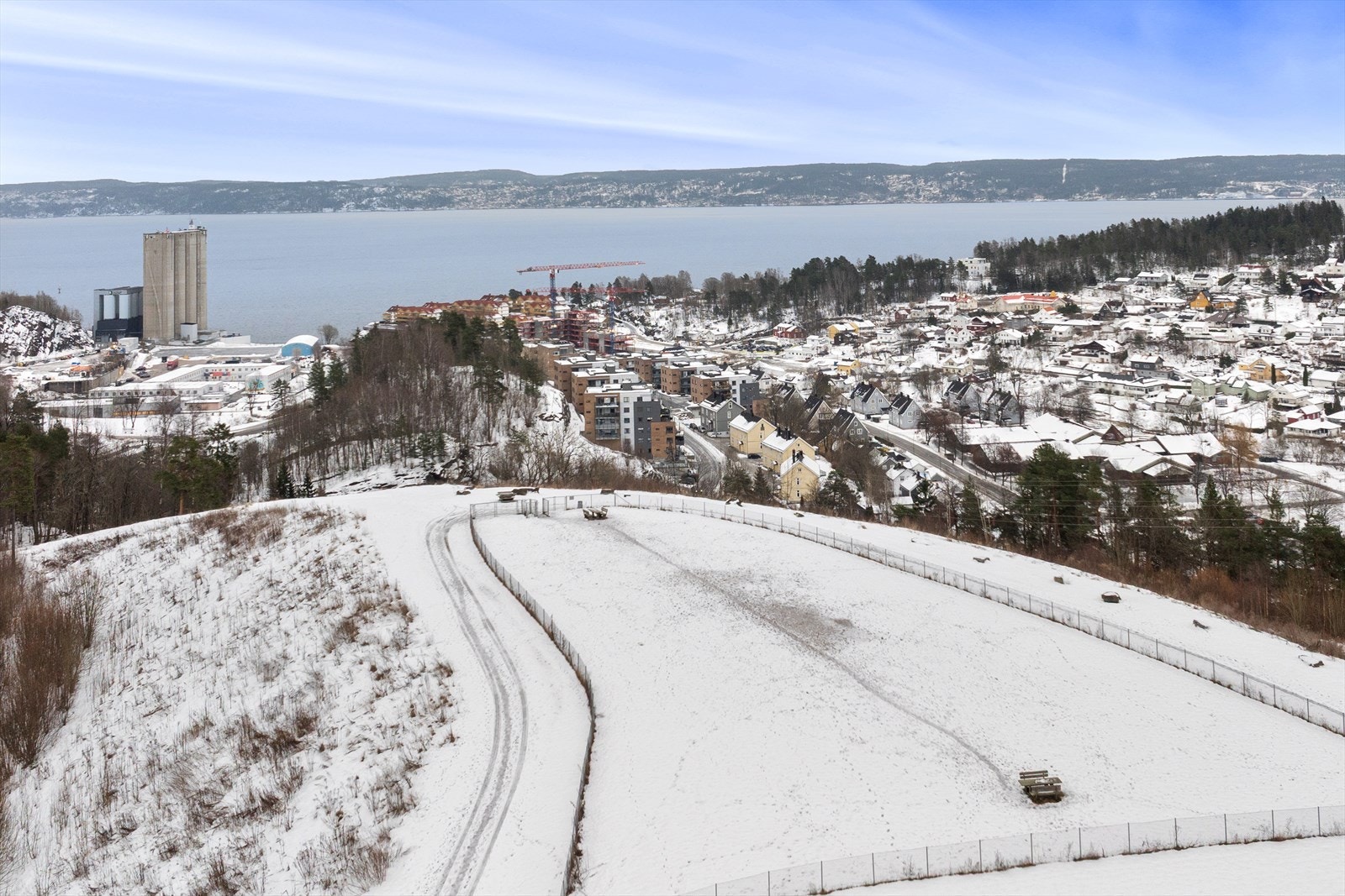 Her bor du med kort vei til fjorden, flotte turområder og rekreasjon, samtidig som skoler, barnehager, kollektivtransport og et bredt servicetilbud ligger lett tilgjengelig i hverdagen. Galleribilde