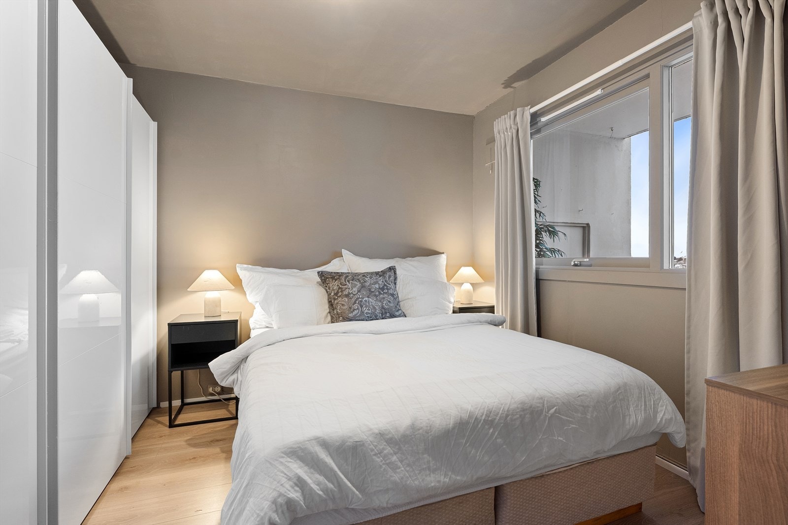 Lyst og pent soverom med store vindusflater. Galleribilde