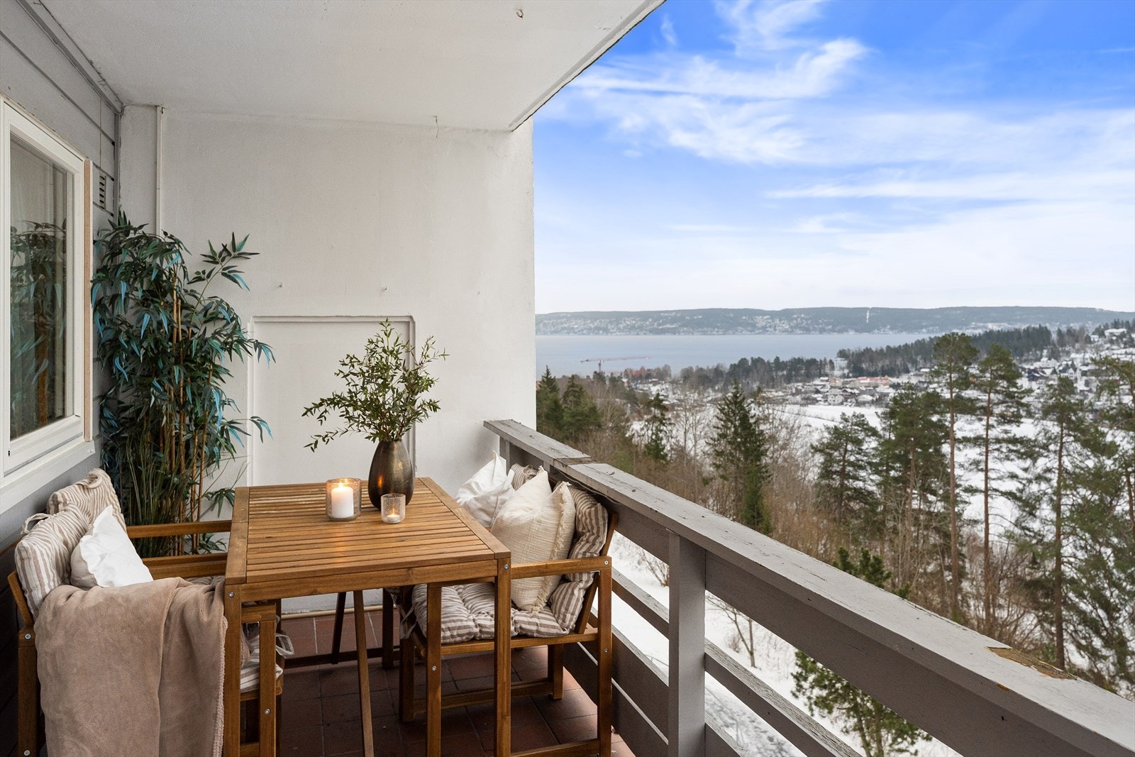 Romslig balkong på 12 kvm med flott utsikt. Galleribilde