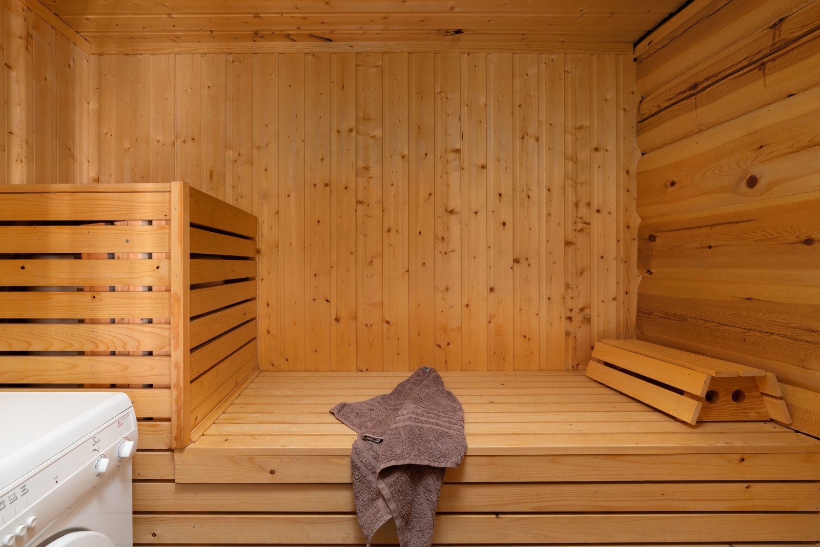 I badstuen er badstuovenen demontert, her er det pt montert vaskemaskin Galleribilde