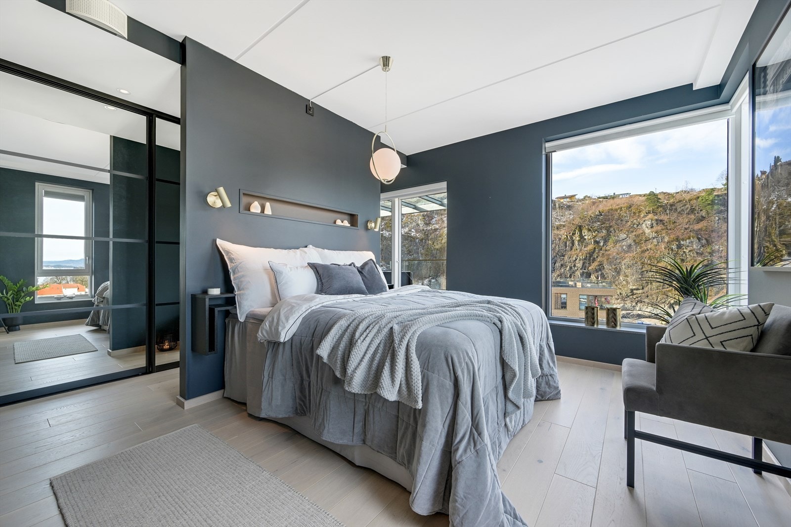 Garderobedelen av soverommet er pent gjennomført med spotbelysning, og er adskilt fra den øvrige delen av rommet via en strategisk plassert vegg. Galleribilde