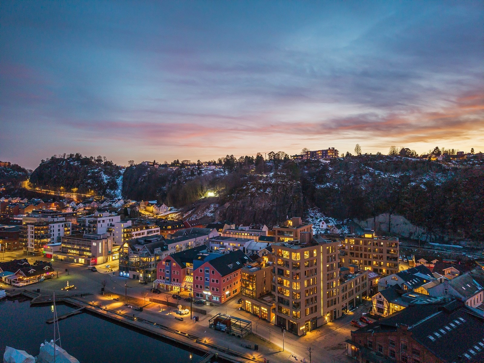 Holmestrand sitt bybilde er særdeles pent på kveldstid. Galleribilde