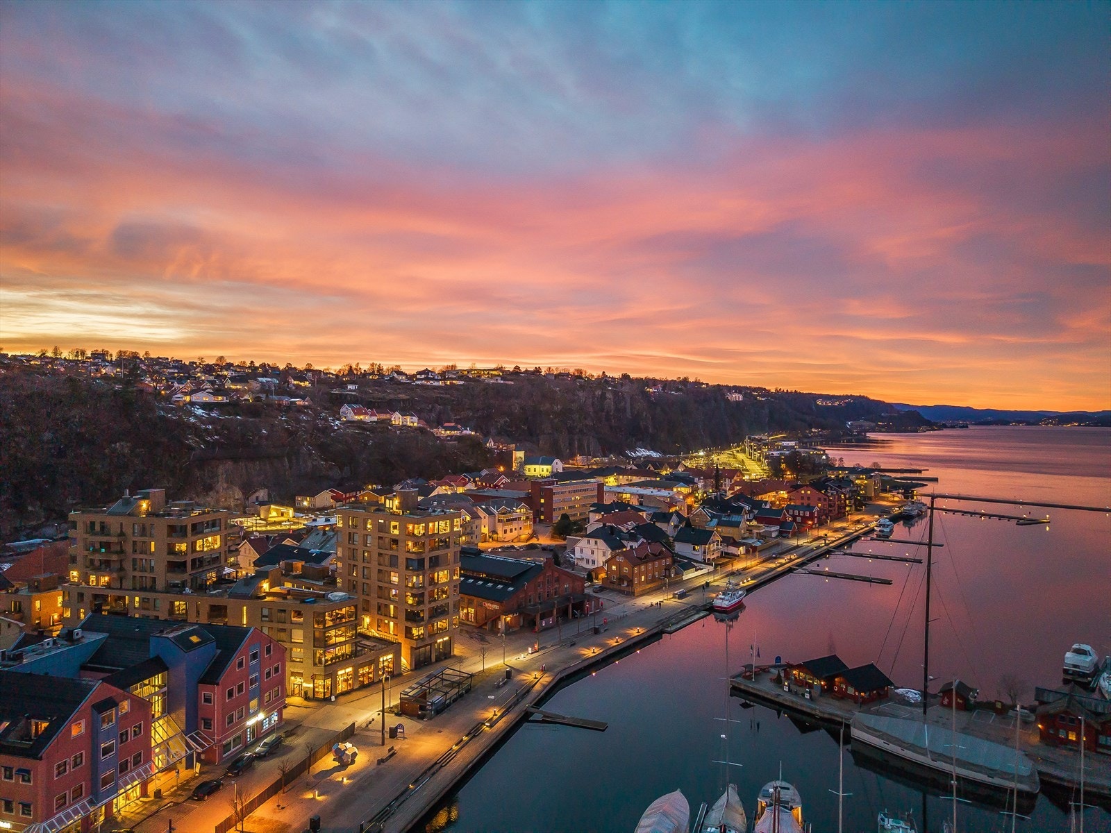 Leiligheten har en fantastisk beliggenhet i første rekke på bryggekanten mot fjorden i Holmestrand sentrum. Galleribilde