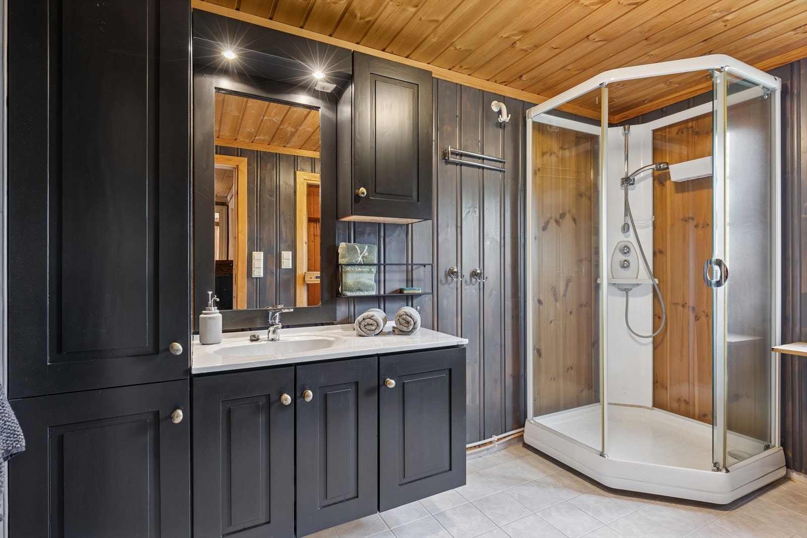 Romslig baderom med gulvvarme. Galleribilde