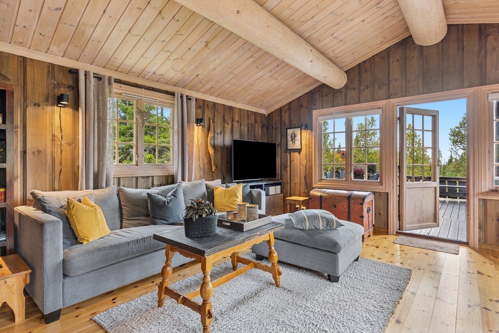 Generøse vindusflater gir godt med naturlig lys. Galleribilde