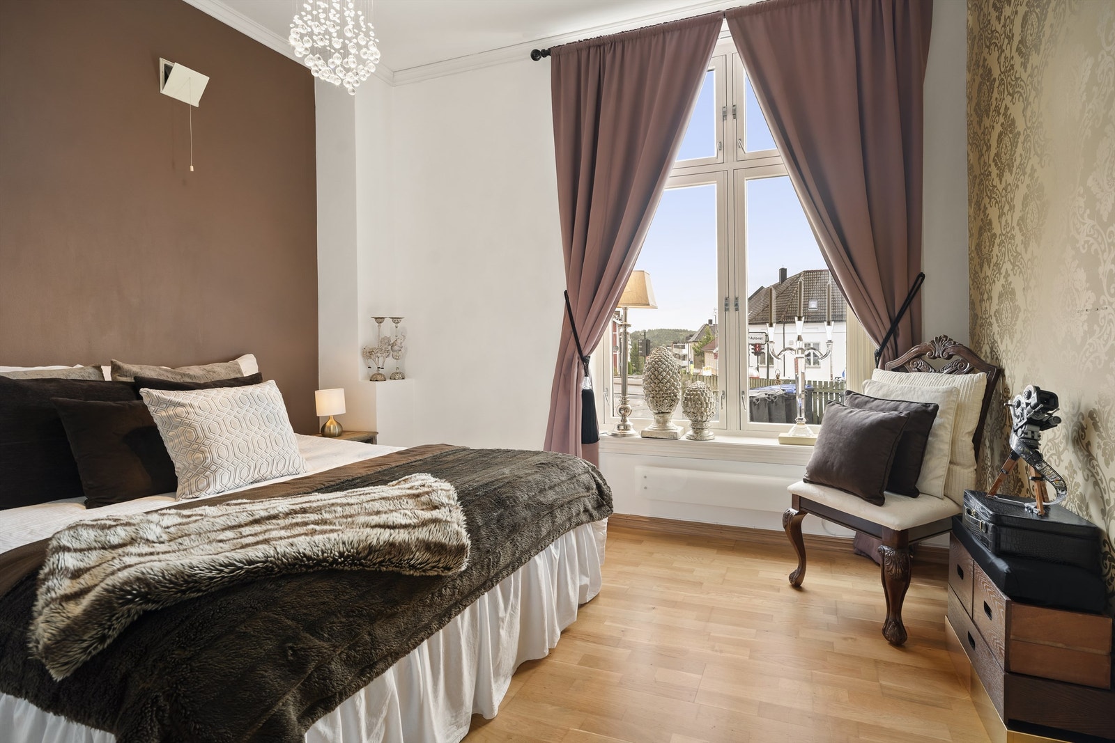 Begge soverom er av god størrelse til sitt formål, hovedsoverommet på ca. 13 km. Galleribilde