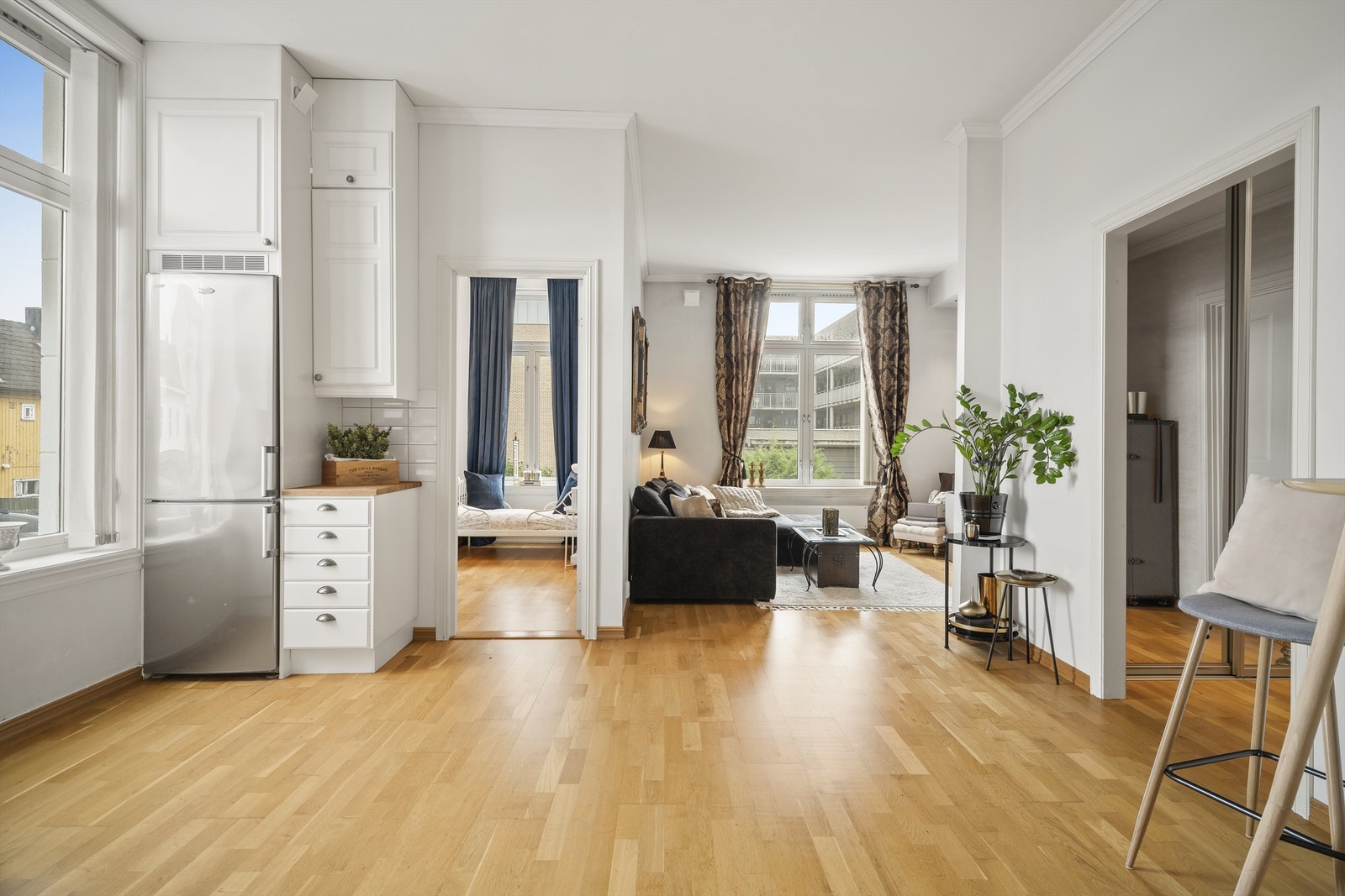 Himlingshøyden kombinert med de store vinduene gjør leiligheten luftig og lys. Galleribilde