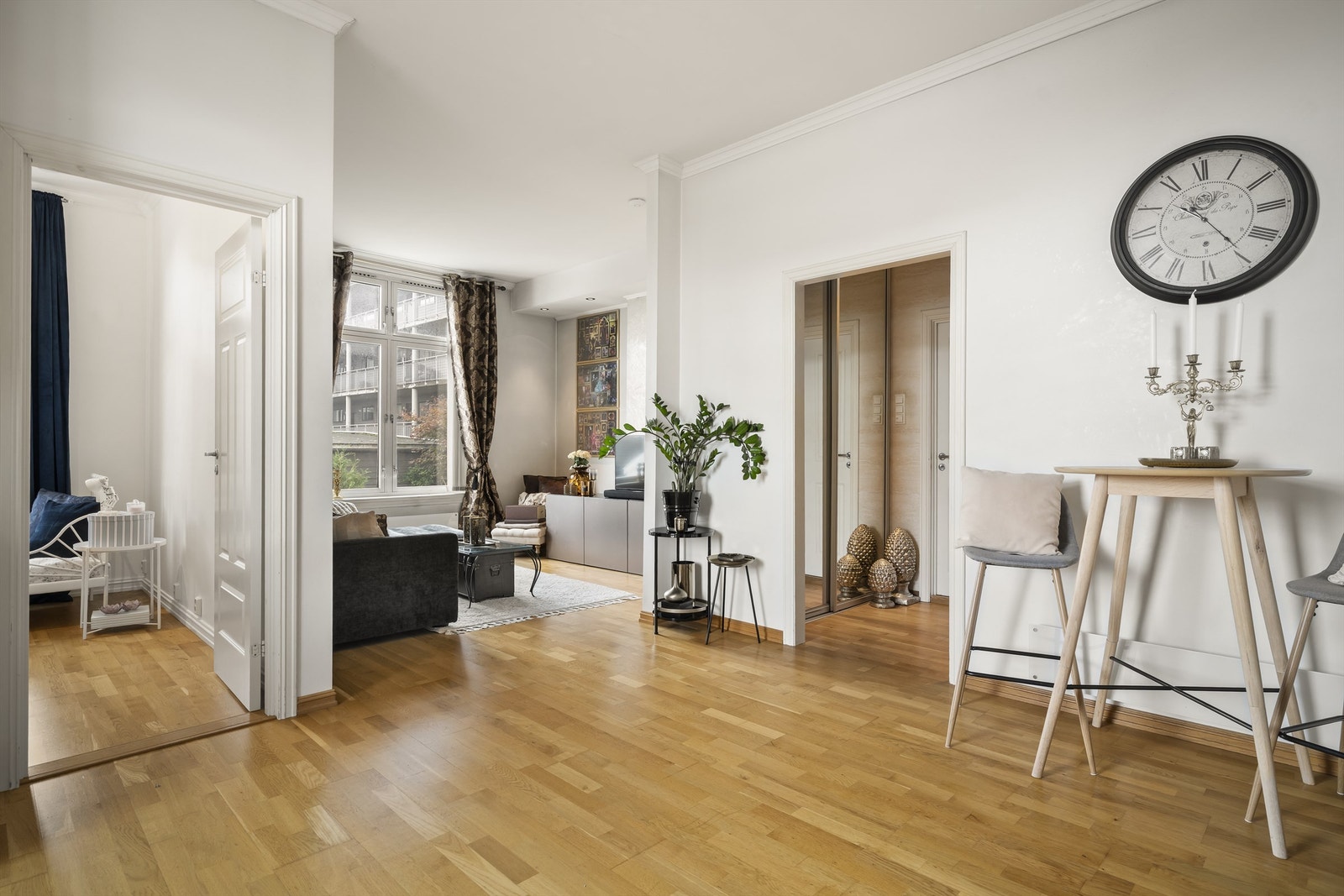 Mellom entreen, kjøkkenet og stuen er parkettgulvet lagt gjennomgående og helhetlig. Galleribilde