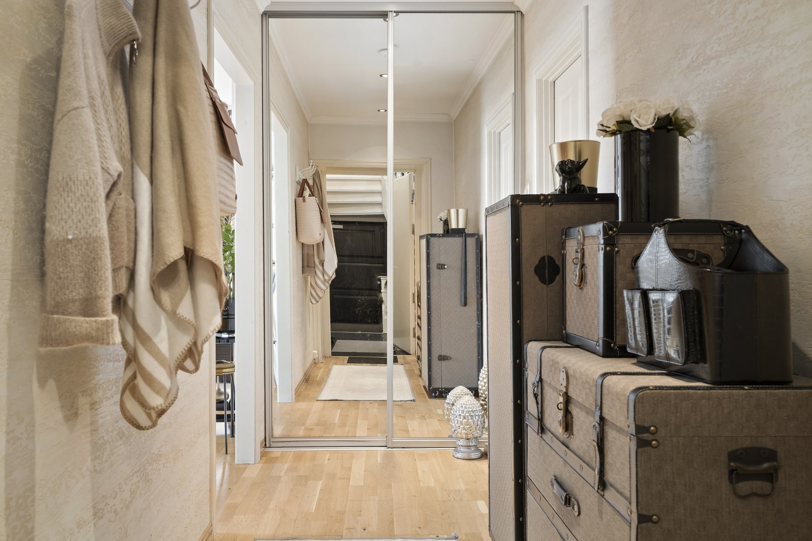 Foran entreens høyreiste speil kan siste finish på antrekket legges på vei ut døren. Speilene har også en utvidende effekt på romfølelsen. Galleribilde