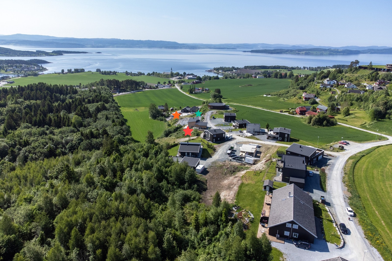 Ca tomteplassering: Rød tomt 6, Grønn tomt 4, Oransje tomt 3. Galleribilde