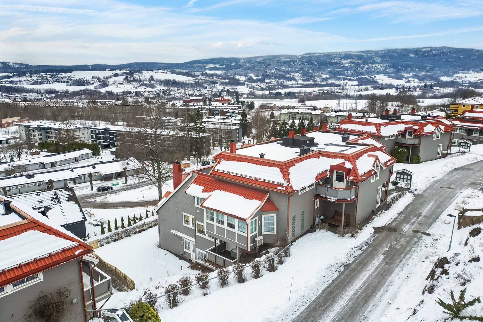 Smedhagan er et hyggelig boligområde med felles opparbeidede grøntarealer, bed og rikelig parkeringsplasser. Galleribilde