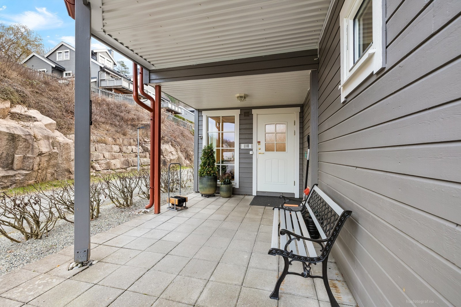 Felles overbygget inngangsparti med videre direkte adkomst til leilighetens etasjeplan (3. etasje) Galleribilde