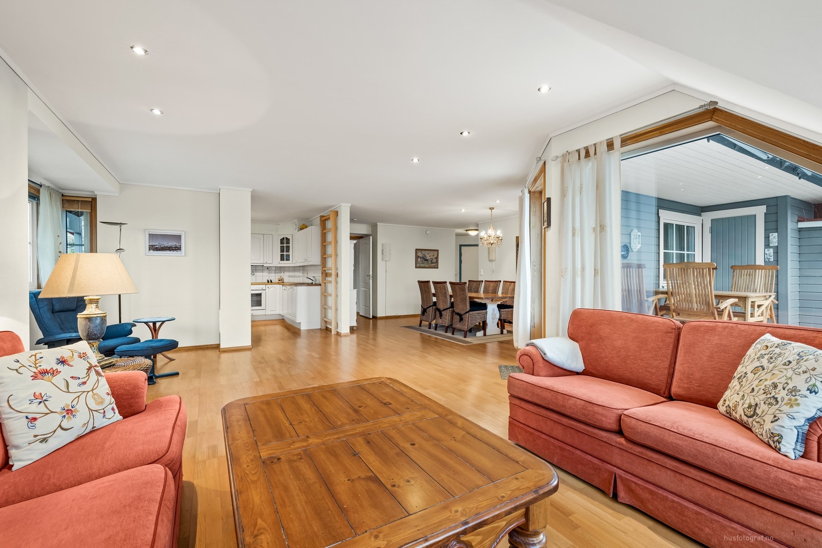 Stue med delåpen løsning mot kjøkkenet Galleribilde