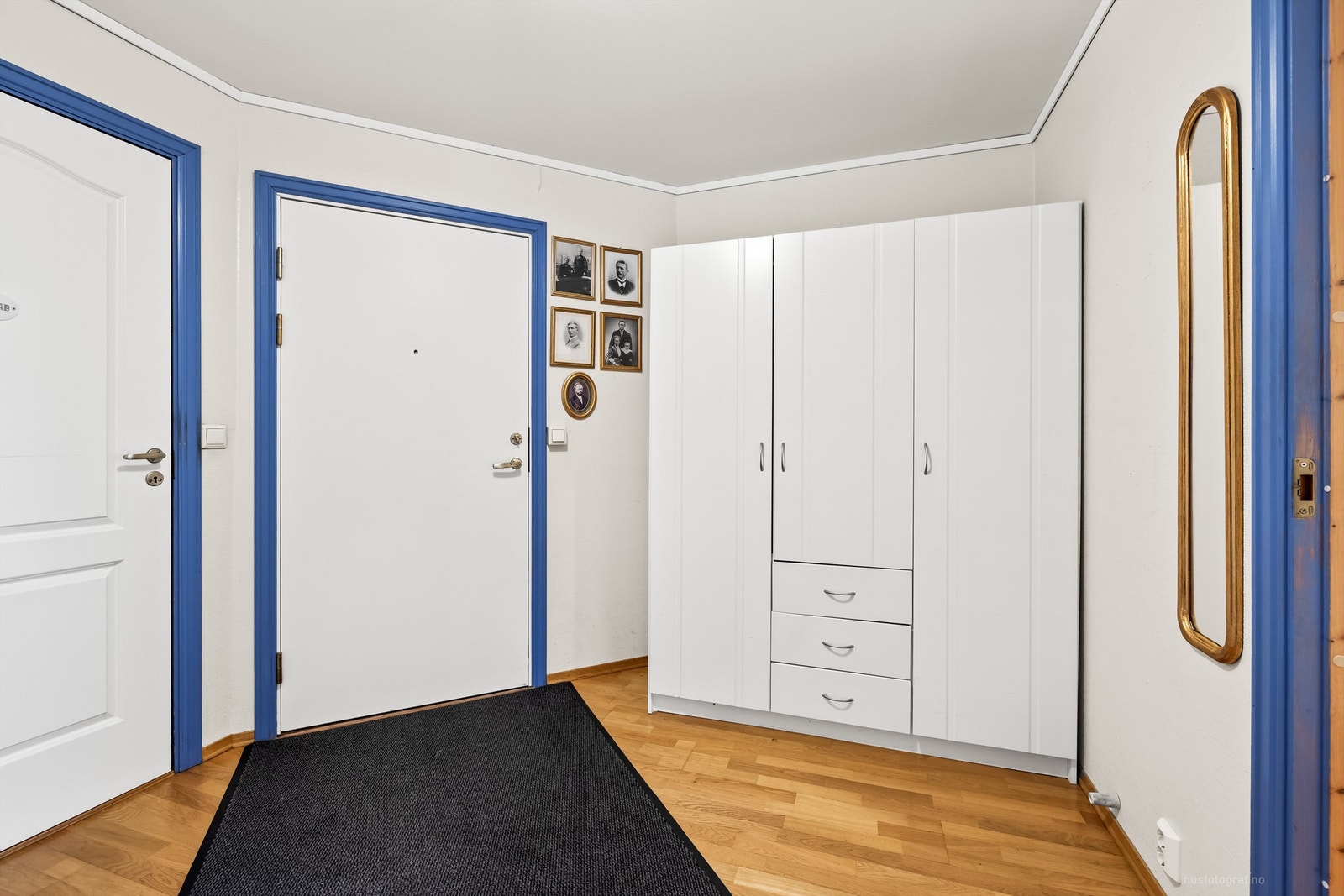 Innvendige overflater består av 3-stavs eikeparkett på gulv, malt strietapet på vegger og malt himling Galleribilde