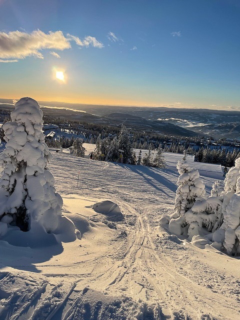 Tilfartsløype 74 går like ved eiendommen og tar deg enkelt inn i alpinbakken. Tilfartsløype 74 og 76 kan benyttes tilbake til hytta. Galleribilde